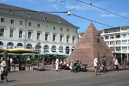 Die Pyramide auf dem Marktplatz ist das Wahrzeichen von Karlsruhe