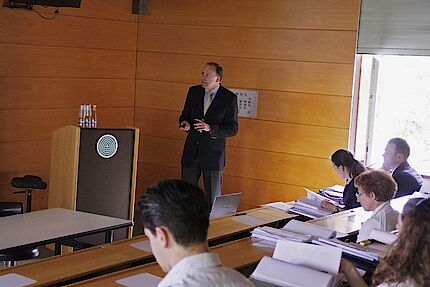 Professor Henning Schliephake erörtert den oralchirurgischen Streitfall anhand der Gerichtsakten und präsentiert sein Gutachten (Kurs GUT 3 im Mai 2011)